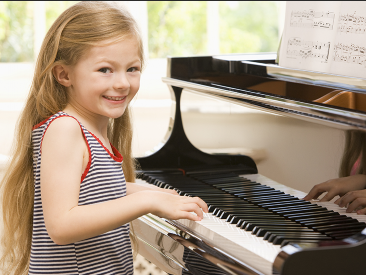 young girl playing violin