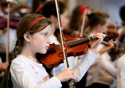 kids playing violin during music class