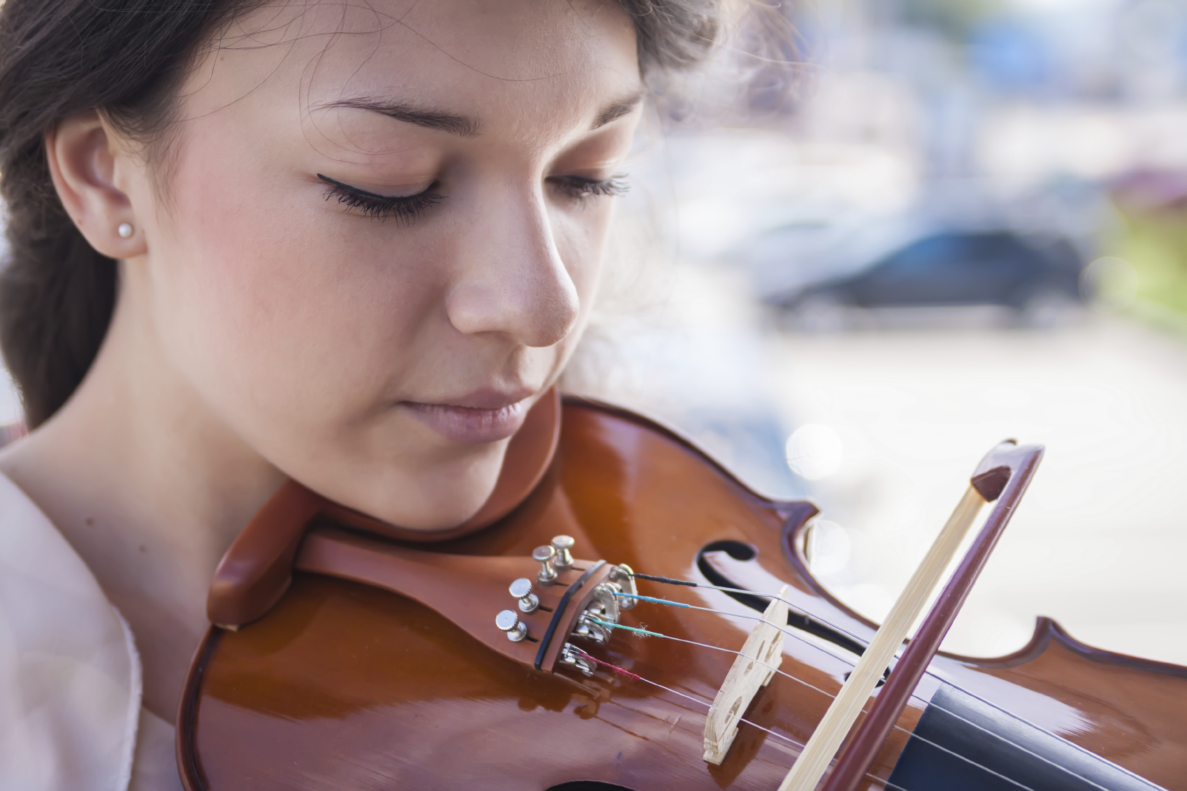 woman playing the violin